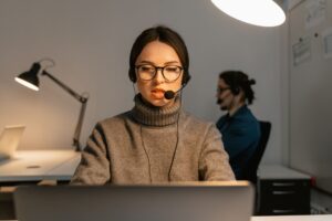 Agente de IA para atendimento 24 horas: como funciona e quando vale a pena